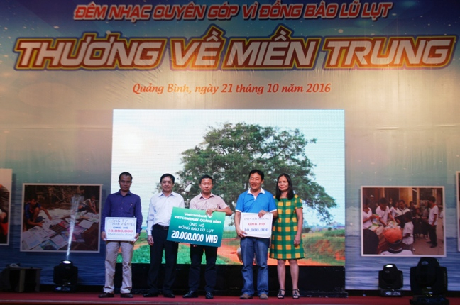 Đại diện các doanh nghiệp ủng hộ nhân dân bị lũ lụt