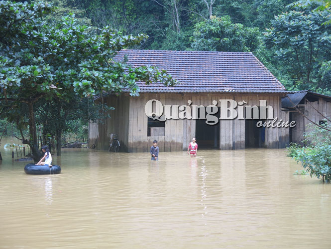 Trẻ em trong thôn phải lội nước sơ tán