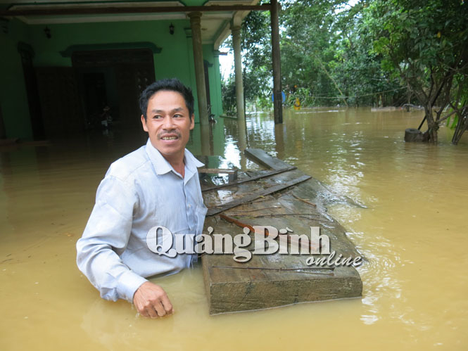 Người dân thôn Phú Nhiêu gồng mình chống lũ
