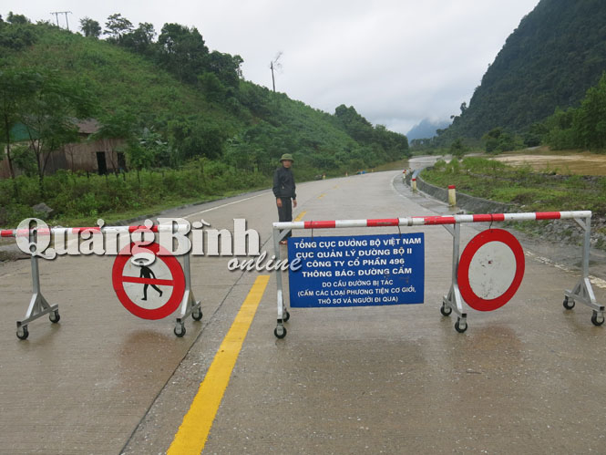 Đường Hồ Chí Minh qua xã Thượng Hóa bị chia cắt.