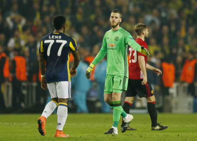  De Gea (giữa) thúc thủ trước những bàn thắng tuyệt đẹp của Fenerbahce. Ảnh: REUTERS