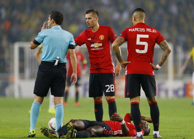 Pogba bị đau phải rời sân ở phút 30. Ảnh: REUTERS