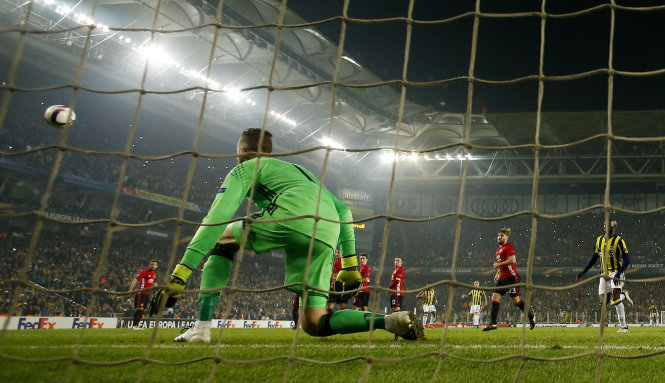 De Gea chôn chân trước pha đá phạt tuyệt đẹp của Lens. Ảnh: REUTERS