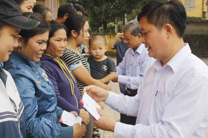 Đại diện Tổng Công ty thép Việt Nam trao quà cho bà con nhân dân xã Cảnh Hóa, Quảng Trạch