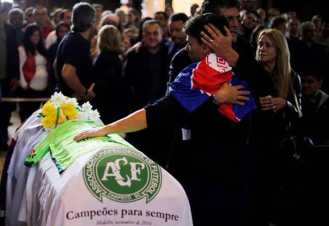  Hàng ngàn CĐV Chapecoense có mặt tại lễ truy điệu, tiễn đưa các cầu thủ. Ảnh: REUTERS