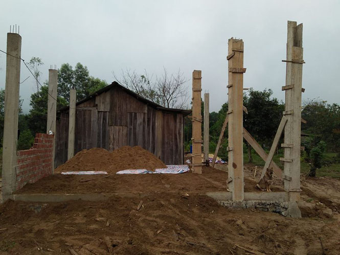 Ngôi nhà của bà Đinh Thị Thêm, mẹ anh Đinh Văn Thưởng ở xã Hóa Hợp đang trong quá trình xây mới