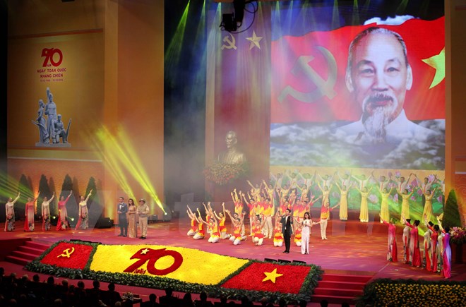 Tiết mục văn nghệ chào mừng Lễ kỷ niệm 70 năm Ngày Toàn quốc kháng chiến. (Ảnh: PV/Vietnam+)