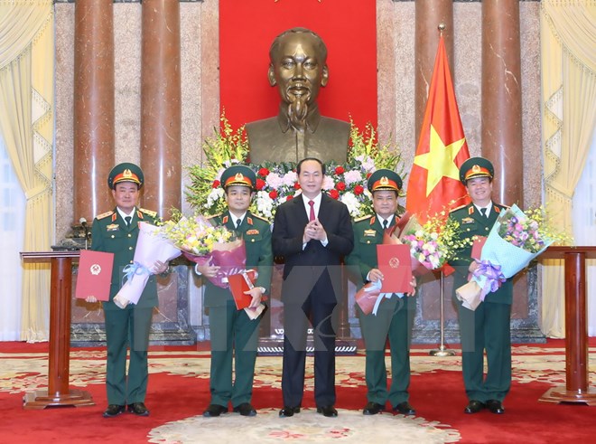 Chủ tịch nước Trần Đại Quang trao Quyết định thăng quân hàm từ Trung tướng lên Thượng tướng cho 4 sỹ quan quân đội. (Ảnh: Nhan Sáng/TTXVN)