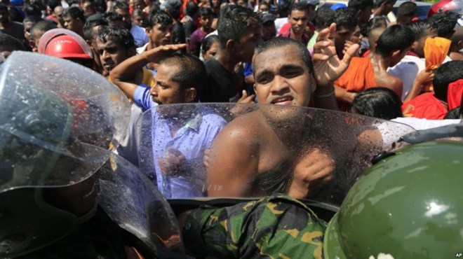Người biểu tình Sri Lanka đụng độ với cảnh sát khi phản đối dự án của Trung Quốc. (Nguồn: Reuters)