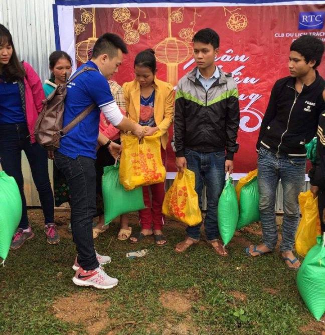 CLB Du lịch Trách nhiệm Quảng Bình trao quà cho các hộ dân.