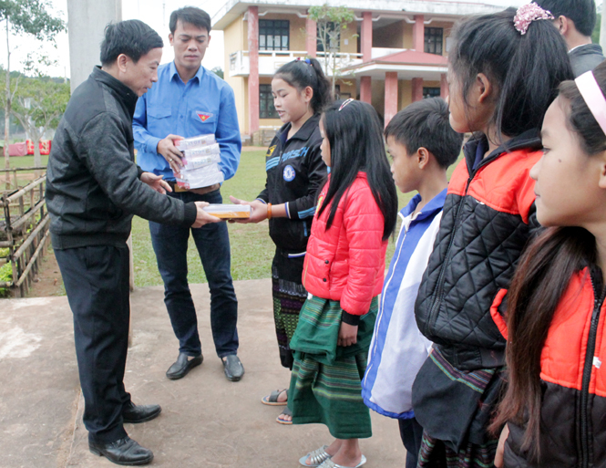 Đại diện lãnh đạo Đảng ủy Khối các cơ quan tỉnh trao quà cho các em học sinh Trường PT Nội trú Bố Trạch