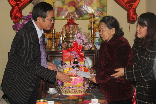 Đồng chí Trần Công Thuật, Phó Bí thư Thường trực Tỉnh ủy, Trưởng đoàn đại biểu Quốc hội tỉnh thăm hỏi, tặng quà cho Mẹ VNAH Nguyễn Thị Trứ (TDP 10, Nam Lý).