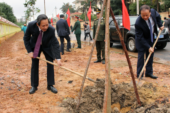 Đồng chí Hoàng Đăng Quang, Ủy viên Trung ương Đảng, Bí thư Tỉnh ủy, Chủ tịch HĐND tỉnh trồng cây trên tuyến đường Lý Nam Đế.