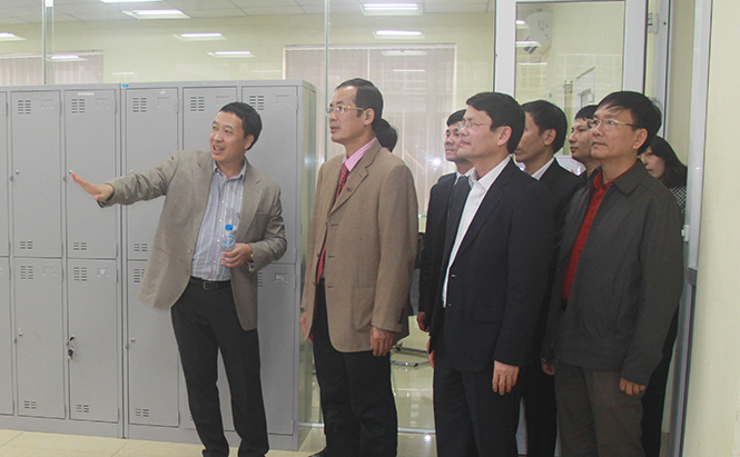 Đồng chí Trần Công Thuật, Phó Bí thư Thường trực Tỉnh ủy, Trưởng đoàn đại biểu Quốc hội tỉnh kiểm tra hệ thống điều hành của Nhà máy Clinke Văn Hóa.