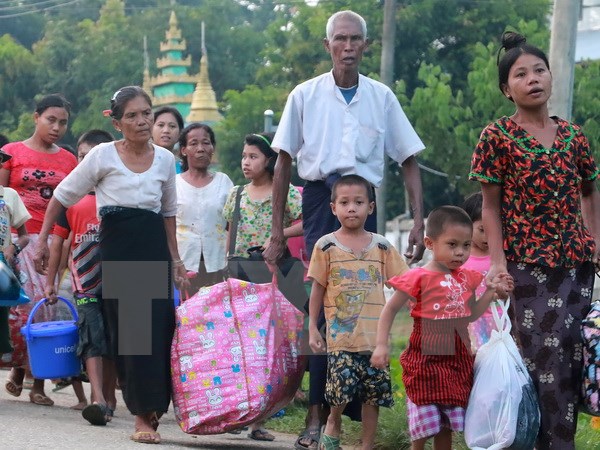 Người dân sơ tán khỏi Rakhine sau vụ tấn công tại Maungdaw, Myanmar. (Nguồn: AFP/TTXVN)