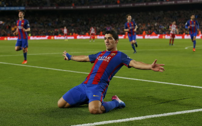  Niềm vui của Suarez sau khi mở tỉ số cho Barcelona. Ảnh: Reuters