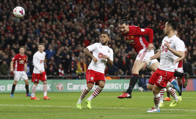  Ibrahimovic đánh đầu ghi bàn ấn định chiến thắng 3-2 cho M.U. Ảnh: REUTERS