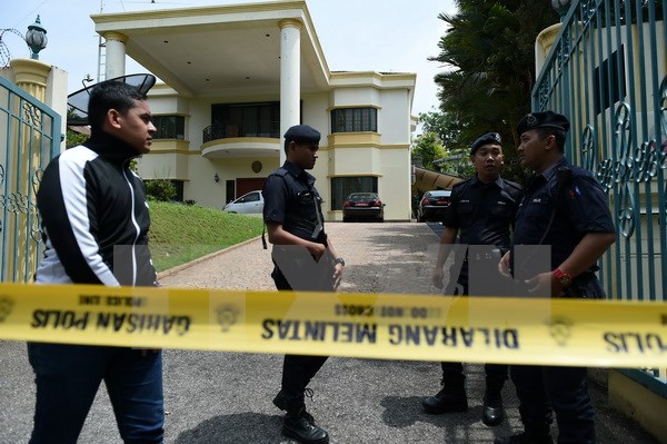 Cảnh sát Hoàng gia Malaysia giám sát lối vào chính của Đại sứ quán Triều Tiên ở Kuala Lumpur để ngăn công dân Triều Tiên rời khỏi nước này. (Nguồn: AFP/TTXVN)