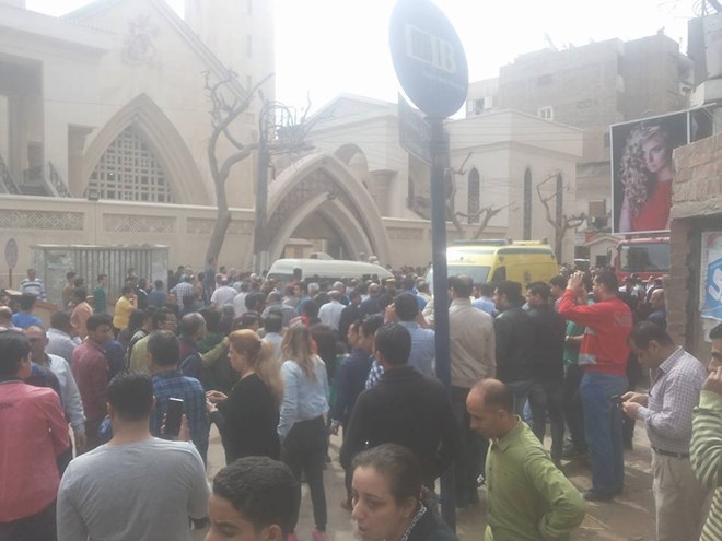 Đám đông bên ngoài nhà thờ sau vụ đánh bom. (Nguồn: egyptianstreets.com)