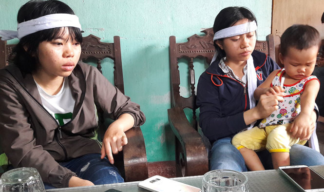  Ba chị em Sáng (Sáng là người bên phải bồng em) sớm mồ côi. Ảnh Tuổi trẻ