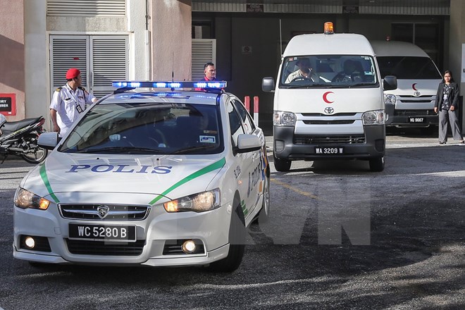 Xe cảnh sát và xe cứu thương mang thi thể ông Kim Jong-nam rời bệnh viện ở Putrajaya, Malaysia ngày 15-2. (Nguồn: EPA/TTXVN)