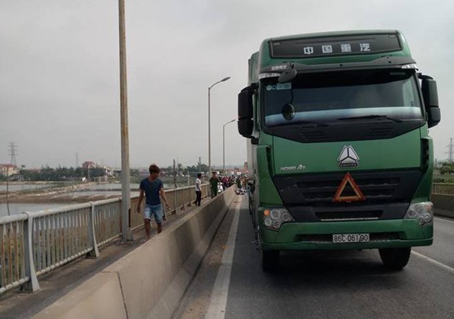 Xe đầu kéo gây tai nạn.