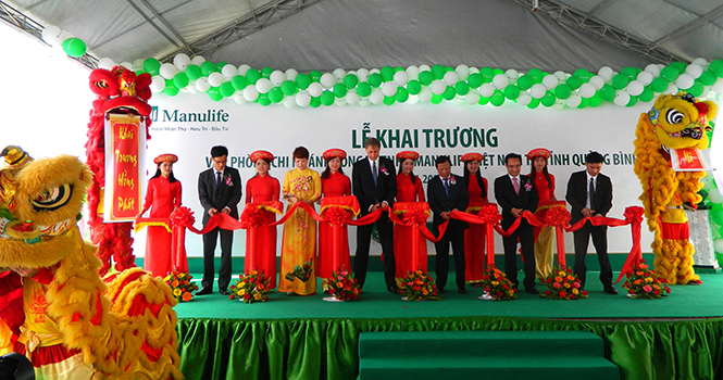 Ban Giám đốc Manulife Việt Nam cắt băng khai trương văn phòng Quảng Bình.