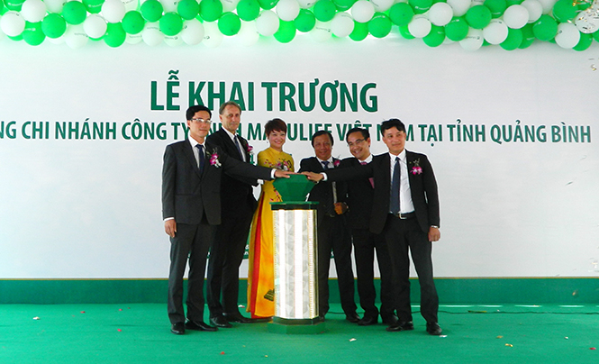 Nhân viên và lực lượng kinh doanh Manulife Việt Nam thể hiện quyết tâm mang đến khách hàng dịch vụ bảo hiểm nhân thọ tốt nhất.