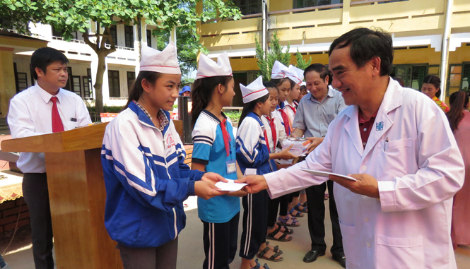 Đại diện Bệnh viện Y Dược TP. HCM, Hội Khuyến học Quảng Bình trao quà cho các em học có hoàn cảnh khó khăn.