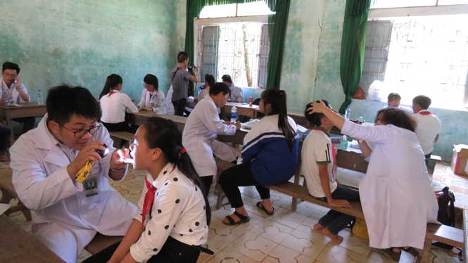 Các y bác sỹ Bệnh viện Y Dược TP. HCM khám bệnh cho các em học sinh.