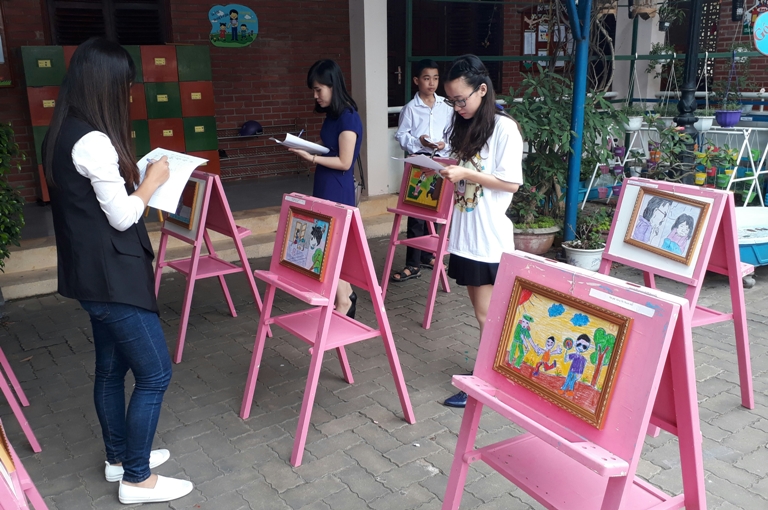  Ban Tổ chức chấm tranh dự thi