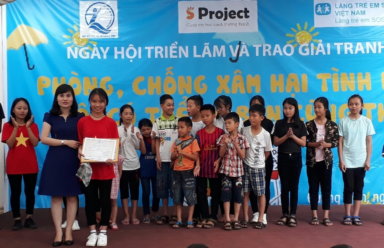 Đại diện Ban Tổ chức trao giải nhất cho thí sinh