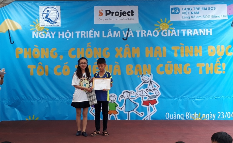 Đại diện Ban tổ chức trao giải cho thí sinh có bức tranh được bình chọn cao nhất           