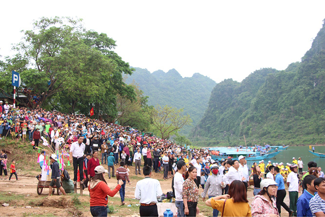 Đông đảo người dân và khách du lịch tham gia cổ vũ các đội đua