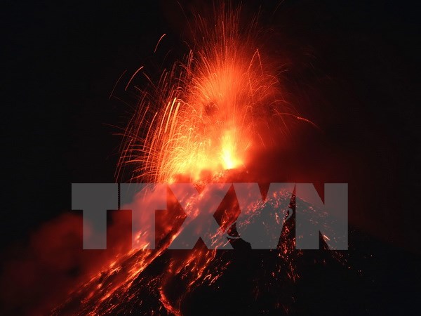 Núi lửa Volcano of Fire phun trào tại Alotenango thuộc Sacatepequez, Guatemala ngày 25/1. (Ảnh: EPA/TTXVN)