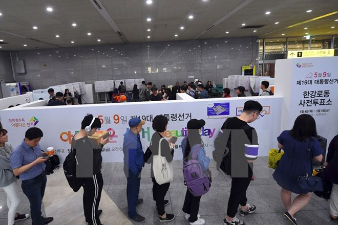 Cử tri Hàn Quốc bỏ phiếu bầu Tổng thống tại điểm bầu cử ở Seoul ngày 4-5. (Nguồn: AFP/TTXVN)