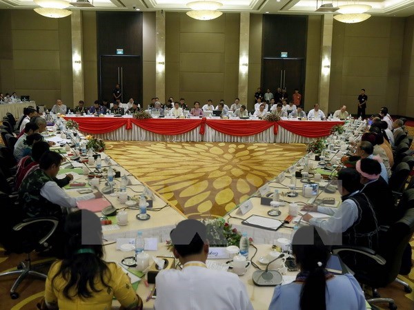 Cố vấn Nhà nước Aung San Suu Kyi (giữa) phát biểu tại cuộc họp của UPDJC ở Naypyitaw ngày 28-10-2016. (Nguồn: EPA/TTXVN)