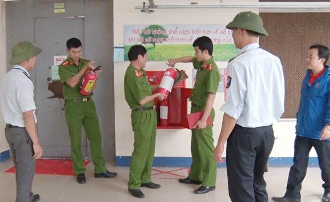 Cảnh sát PCCC và CNCH Công an tỉnh hướng dẫn lực lượng PCCC cơ sở sử dụng bình chữa cháy tại chỗ.