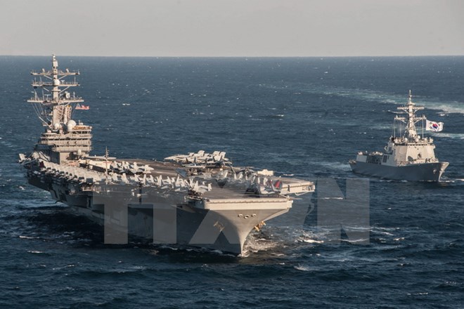 Tàu sân bay Mỹ USS Ronald Reagan (trái). (Nguồn: Yonhap/TTXVN)