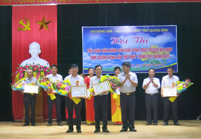 Lãnh đạo Hội Nông dân tỉnh trao giải cho các cá nhân đạt thành tích cao