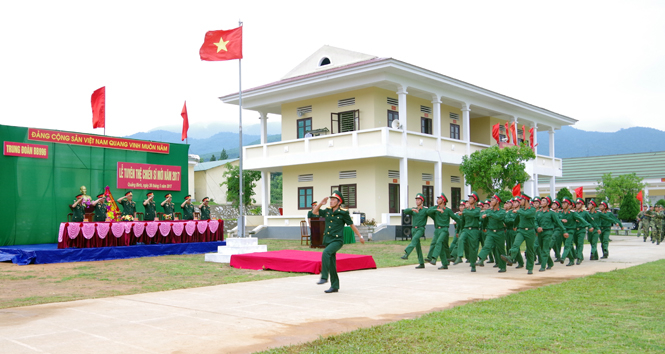 Diễu duyệt đội ngũ tại lễ tuyên thệ.