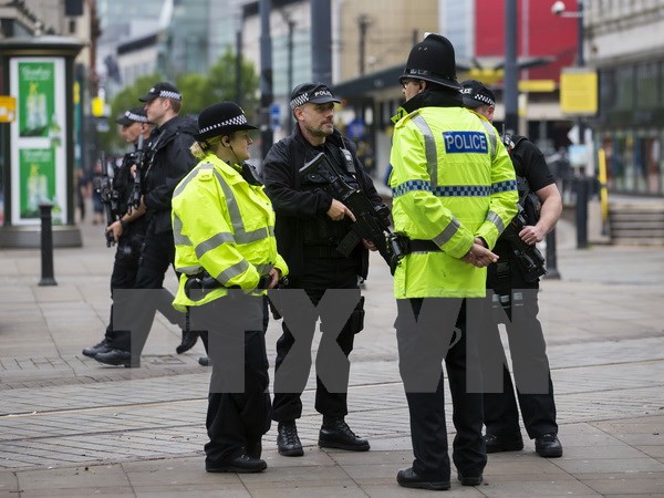 Cảnh sát Anh tăng cường an ninh tại Manchester ngày 28-5 vừa qua. (Ảnh: AFP/TTXVN)