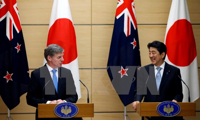 Thủ tướng Nhật Bản Shinzo Abe (phải) và người đồng cấp New Zealand Bill English (trái) cam kết phối hợp chặt chẽ để TPP sớm có hiệu lực bất chấp việc Mỹ rút khỏi hiệp định này. (Nguồn: EPA/TTXVN)