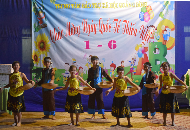 Một tiết mục văn nghệ do các cháu của Trung tâm Bảo trợ xã hội biểu diễn.