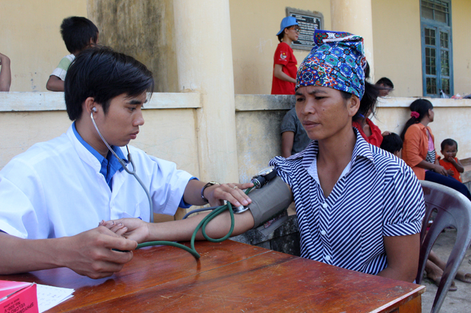 Khám, tư vấn sức khỏe cho bà con