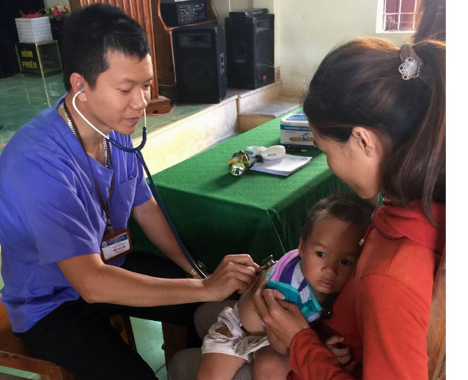 Các y, bác sĩ khám và tư vấn dinh dưỡng cho trẻ em nghèo xã Quảng Thanh (Quảng Trạch)