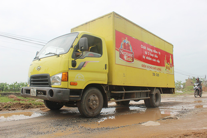 Vào những ngày mưa, con đường xuất hiện nhiều vũng nước, sình lầy gây khó khăn cho người, phương tiện qua lại và dễ mất ATGT.
