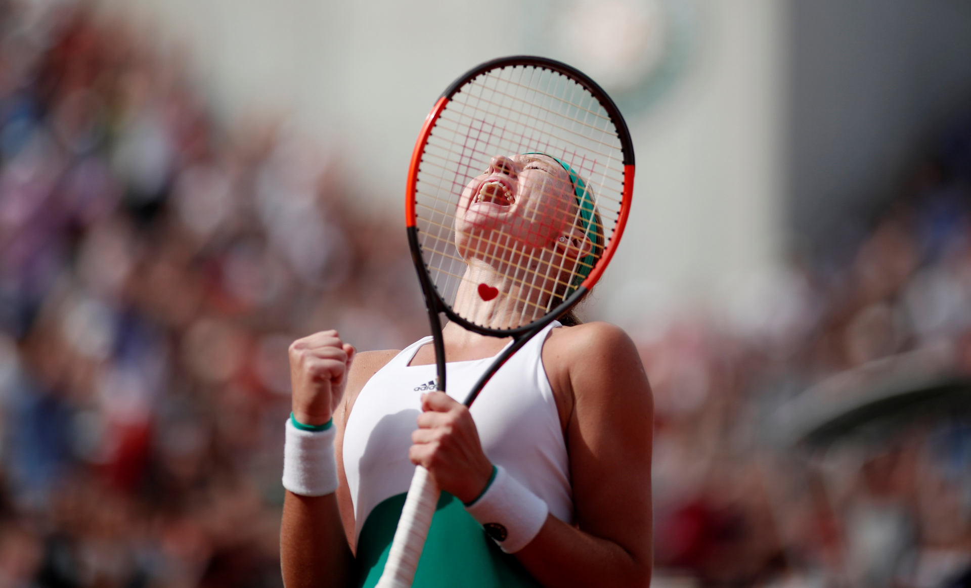  Mladenovic ăn mừng chiến thắng trước Muguruza. Ảnh: REUTERS