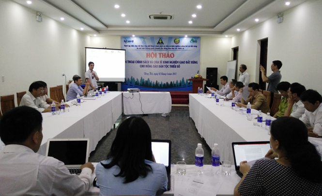 Các đại biểu đã trình bày các giải pháp về phân bổ đất rừng lại cho đồng bào dân tộc thiểu số