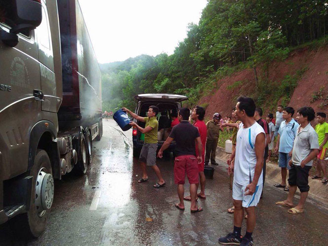 Hàng trăm người dân tham gia chữa cháy